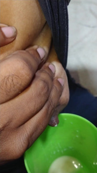 Desi MILF manželka kouří millk na jejích Bobs od jejího manžela