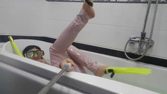 LarisaCum: Mám na sobě béžový latexový oblek a masku, hraji ve...