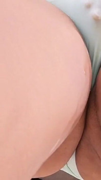 ลูกพี่ลูกน้องสาวคนไหนที่โดนเย็ดหีเต็มตัวและตอนนี้น้ําแตกทุกที่แล้ว?