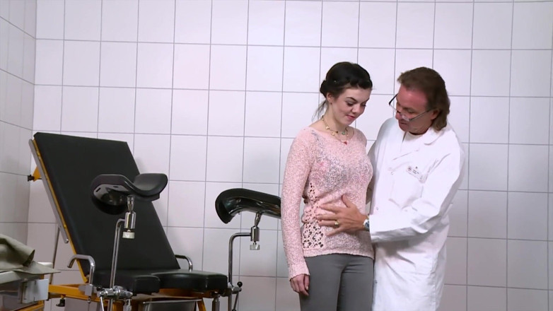 MMV films - The Original: Une jeune salope essaye l'énorme bite de son vieux docteur...