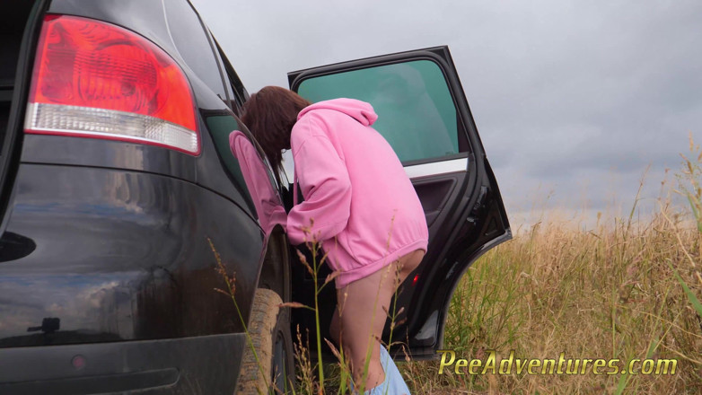 Pee Adventures: Wetting her clothes out for a jogging