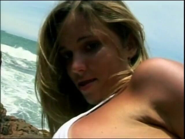 Out Sexxx: Traviesa rubia follada por el culo en la playa