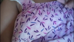 Anne White: Pelakon India Anne melancap di atas katil dengan buah dada...