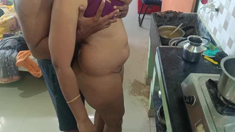 Palani69: Romance en la posición trasera de la cocina