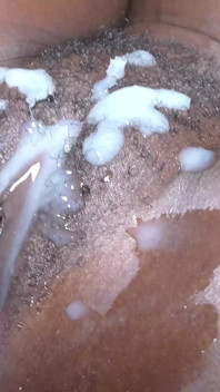 Belle éjaculation sur une chatte noire par une grosse bite