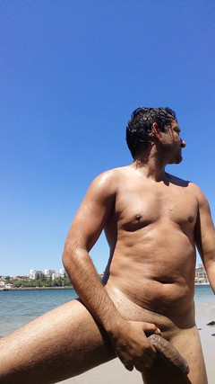 Boy top Amador: Miluji nudismus na pláži