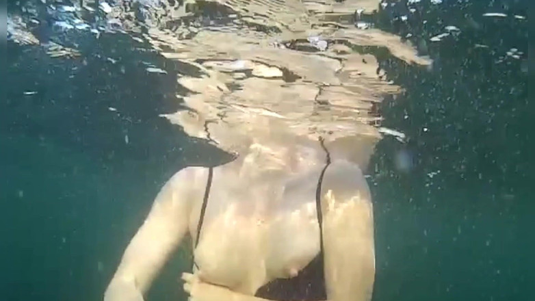 Risky Hairy Couple: Plavání a obnažování v moři