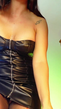 Siyah naylon çoraplı ve kırmızı stilettos içinde aldatıyor