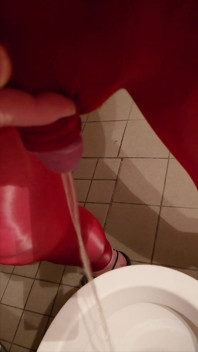 Kencing di rumah dengan legging merah dengan lengan zakar