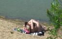 Teen gets fucked: 几个年轻的裸体主义者在海滩上做爱和享受自己时被监视