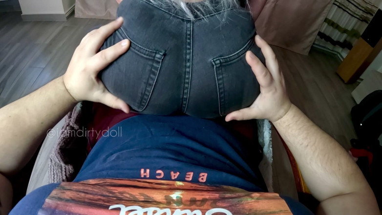 iamdirtydoll: Pohled prdí ti do klína v džínách