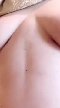 젖탱이를 빠는