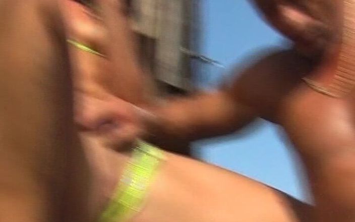 Deutsche Camgirls: Geile kerel neukt buitenshuis twee geweldige Duitse babes