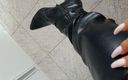 Ferreira studios: Je joue avec mes bottes en cuir noir