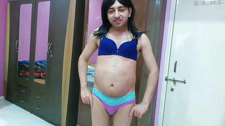Cute & Nude Crossdresser: Sweet Sissy Crossdresser Femboy Sweet Lollipop, pissar, dricker och duschar