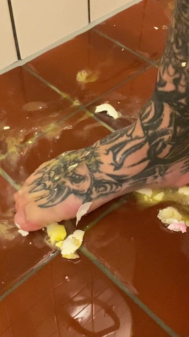 VikingsFeet: Kaki Vs. Telur mentah