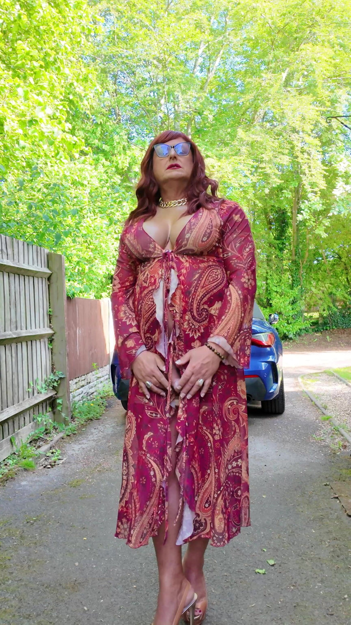 Kellycd2022: Crossdressing Kellycd2022 si užíváme krásné teplé počasí v nylonu a...
