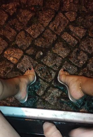 Joana Love: Masturbuje v dešti