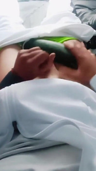 Chico flaco se masturba y se come su propio semen