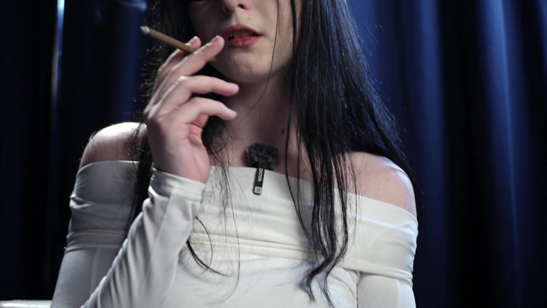 Russian Smokers: Kouření svádění - zajímavá dáma v bílém. 2 Černá cigareta za sebou.