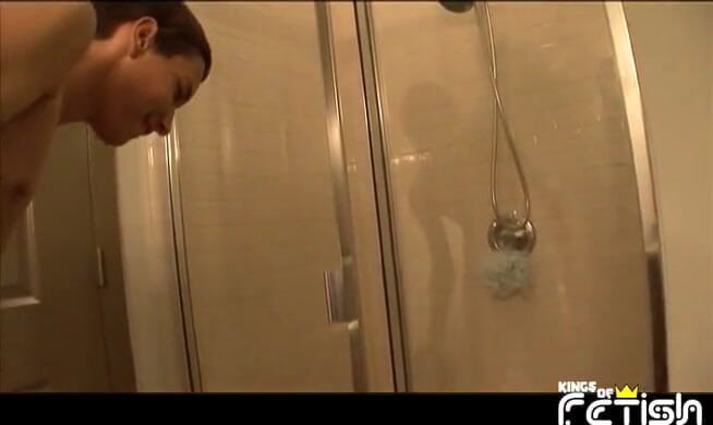 Gay Diaries: Brunette twink doucht na het strelen van zijn grote lul...