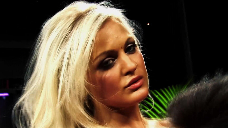 FapFlare: Blonďatá striptérka s velkými prsy a síťkami kouří a šuká