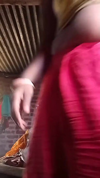 Ibu-ibu hot desa india sanskaari lagi asik masturbasi sambil menggoda memeknya