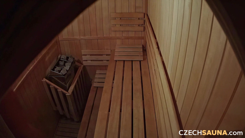 Czech Sauna: Sauna ceca 34: milf tettone fanno debordare la sauna