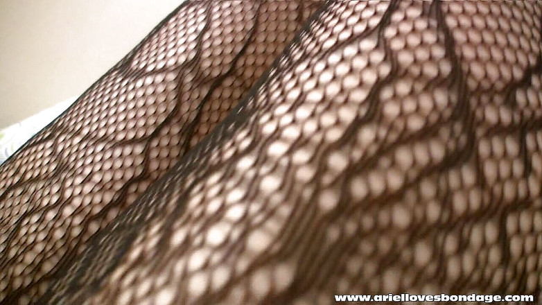 Spungy Gunk Films: 被绑住并被堵嘴。她喜欢它！