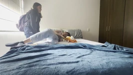 Mijn beste vriend leert me hoe ik een poesje moet zuigen en heeft een orgasme