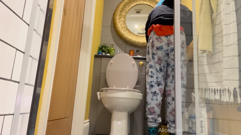 Alice Bean: Air bnb peeker na toaletě