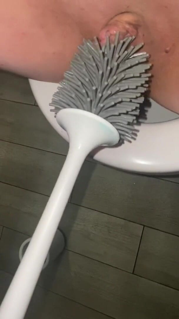 Elena917: Licking Hotel toilets, fuck with toilet brush and cum from...