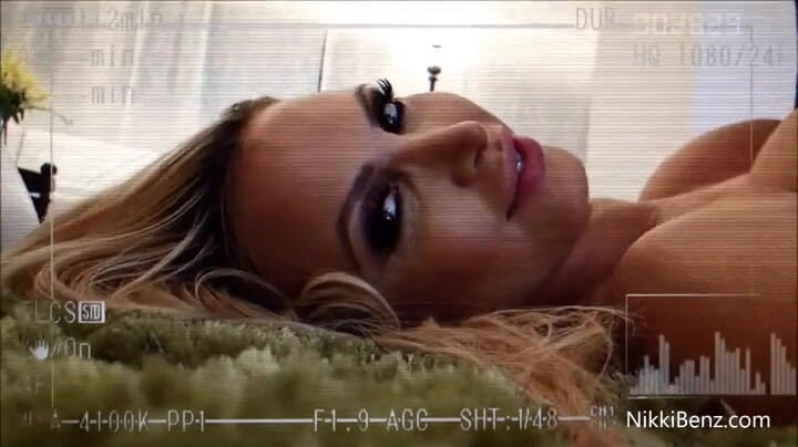 Nikki Benz: Nikki Benz POV suger och knullas av stor kuk!
