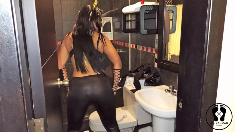 All You Can Fetish: Latin ateşli orta yaşlı seksi kadın duşta işiyor ve amına...