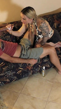 Footjob i ręczna robota Upokorzenie z Femdom Mars Solo i Cuckold Island Boy