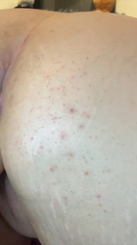 Shygirlfromeurope usa la sua macchina del sesso in profondità nella sua figa stretta bagnata e cremiosa