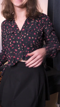 热辣的秘书撕下衣服直到她几乎赤身裸体