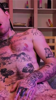 Tatuada Ftm Xxxskips se cobre em óleo, esfrega seus pés nus, brinca com sua buceta trans até ele gozar