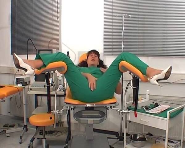 Rubber & Clinic Studio - 1ATOYS: ช่วยตัวเองกับสเปคูลัมบนเก้าอี้สูตินารี