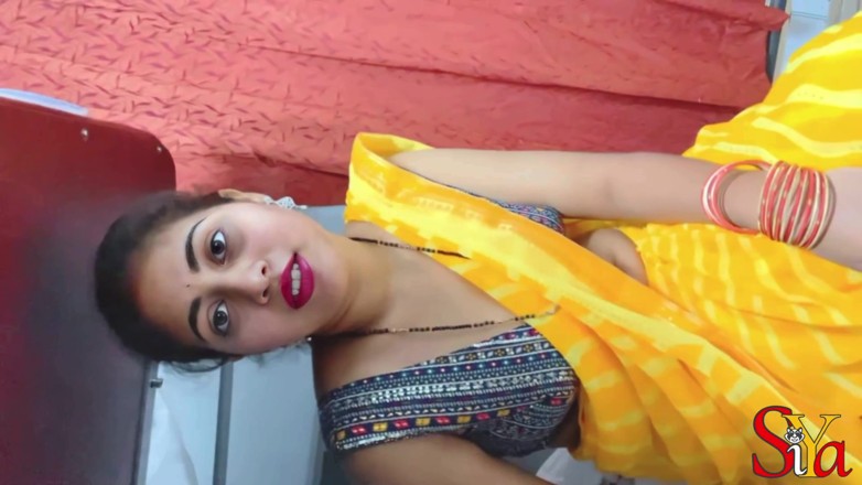 Vicky Siya: Indian Siya Bhabhi Honeymoon in Train with Strange Passenger