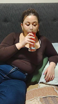Binge pizza besar Nicole: Belly Bursting Bliss