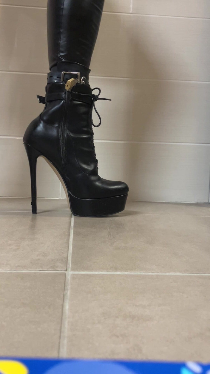 Celiasm: Latexsocke mit hohem Absatz ummantelt