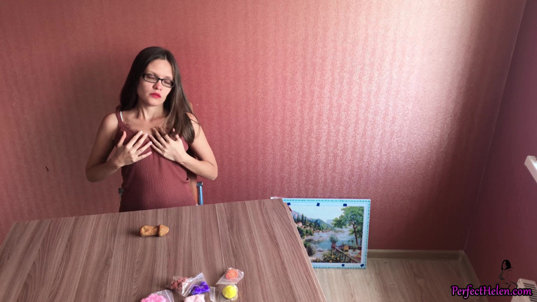 PerfectHelen: Geile babe, 1 maand zonder seks, masturbeert met plasticinefiguren en komt...