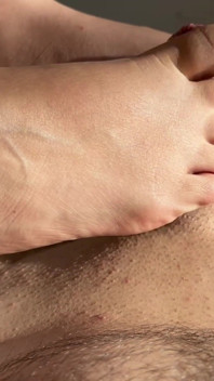 セクシーな足コキの私の妻と彼女の柔らかい足の裏
