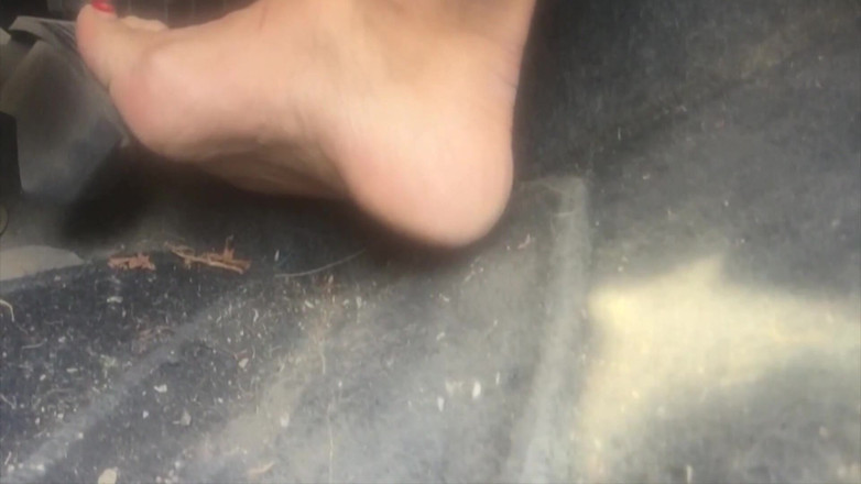 Solo Austria: Pedal pumping by blond glasses Milf!