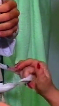Schlampiger blowjob endet mit tropfendem gesichtsbesamung