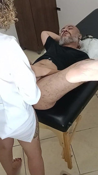 Pakar prokologi Melakukan Apa Sahaja Yang Dia Mahu Dengan Pantat Pesakitnya.