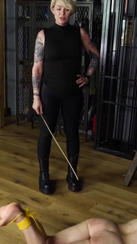 Slav Milas tårande Bastinado -träning med älskarinna baton