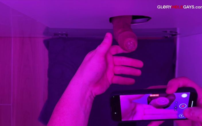 GLORYHOLEGAYS: De 23-jarige It-Nerd sluipt binnen na het werk en wordt pervers...