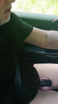 Un Panier Extérieur En Collants Sur La Route De Terre